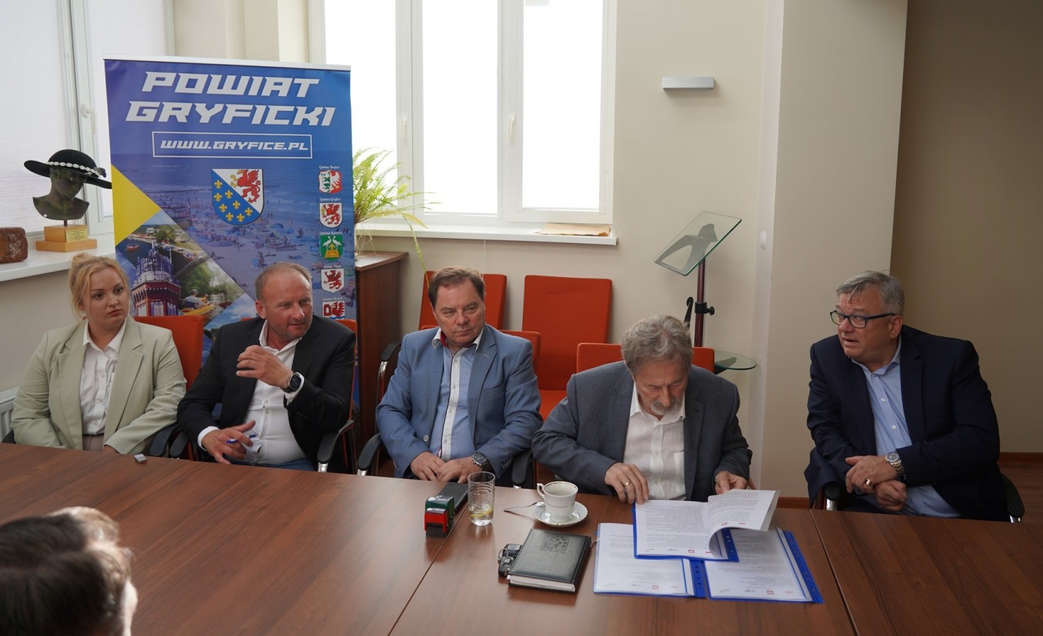 Podpisanie umowy na przebudowę drogi powiatowej Gostyń-Pobierowo