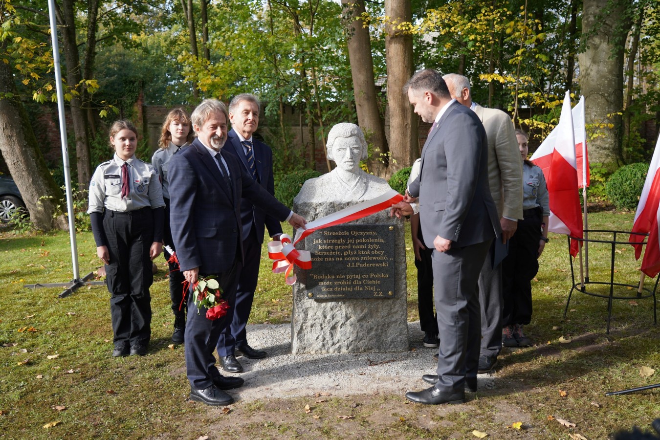 Uroczyste odsłonięcie pomnika Ignacego Jana Paderewskiego w Rybokartach