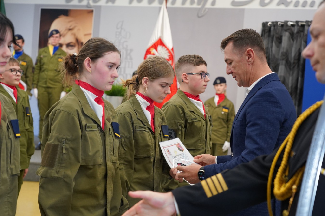 Uroczyste ślubowanie uczniów klas pierwszych mundurowych w ZS im. Herberta w Trzebiatowie